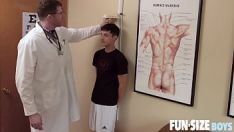 Jouer Le docteur touche ma bite, alors qu'il la pose sur moi.