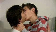Abspielen Zwanzigjähriger macht seinen ersten Blowjob ..