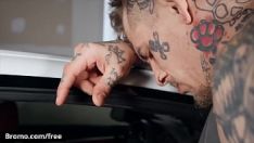 Reproducir Follada por un chulo tatuado en el coche