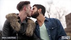 Reproduzir Bunda fodendo um homem gay casado