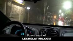 Riproduci Il tassista inizia a mangiare un bel cazzo
