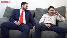 Riproduci Convince il suo amico etero a masturbarsi insieme...