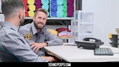 Reproduzir Guardas de segurança transando no escritório