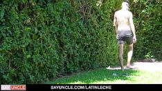 Jouer Latinos tatoués baisent dans le jardin