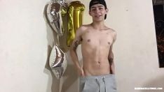 Jouer Il se branle le jour de son anniversaire.