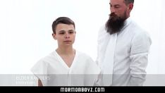 Odtwórz Brodaty dojrzały pieprzy młodych facetów
