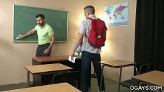 Riproduci L'insegnante seduce lo studente punito