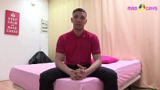 Afspelen Gekke homo's brengen een onervaren man terug naar de camera's