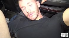 Play He offers him a good dough to fuck him in his car