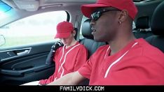 Reproducir Compañero se lo folla en el coche
