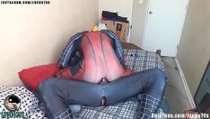 Jouer Black gay baise un mec blanc dans une tenue deadpool