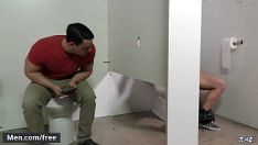 Jouer Il se branlait dans la salle de bain d'à côté...