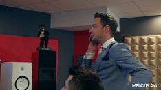 Riproduci Drew Dixon e Damon Heart scopano durante la registrazione di un album