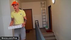 Jouer Il a fini par baiser le jeune livreur de pizza