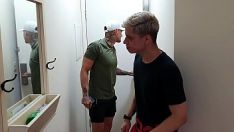 Afspelen Hij neemt de homo van de academie in het nauw en neukt hem