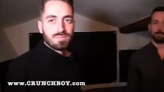 Riproduci Due etero con la barba iniziano a mangiare cazzi