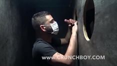 Redă Înghițind un cocos bun la gloryhole