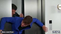 Jouer Il est resté coincé dans l'ascenseur et a été percuté par derrière