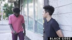 Afspelen Black godz neemt een nieuweling mee naar zijn plezierkamer