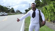 Reproducir Recoge de la carretera a un maromo marinero y acaban follando