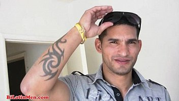 Reproducir Este cubano nos muestra su polla y se masturba con fuerza