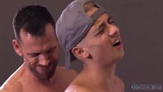 Riproduci Un uomo maturo scopa un giovane gay con un berretto