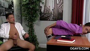Reproducir Jefes gay que cierran buenos acuerdos en las oficinas.