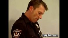 Reproducir Policía disfruta de una polla en el baño de un bar y mucho más.