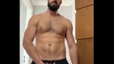 Odtwórz Broda i wielki kutas gejowskiego aktora porno Andy'ego Onassisa