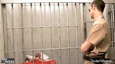 Abspielen Der Polizist betrat das Gefängnis, um den Gefangenen zu ficken