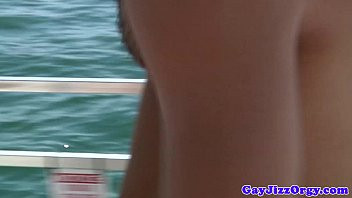 Riproduci Fare un'orgia gay in mare con buoni amici