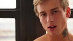 Afspelen Kevin Warhol doet een striptease en masturbeert zijn penis