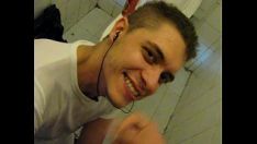 Jouer Gay espagnol fait une pipe dans la salle de bain