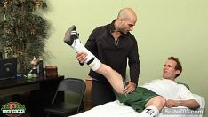Abspielen Der Masseur berührt mein Bein und meinen Schwanz.