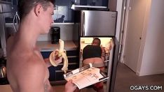 Abspielen Oh mein Gott, ich hätte fast die ganze Banane geschluckt, als ich nur den Arsch meiner Mitbewohnerin gesehen habe.