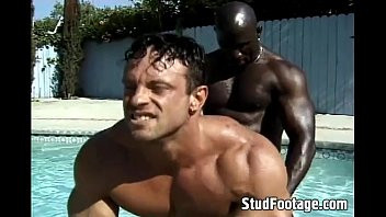 Jouer Trio interracial dans la piscine