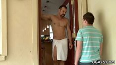 Reproducir Mi vecino me abre la puerta con una toalla en la cintura
