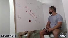 Jouer Il écoute son partenaire dans la salle de bain et ils finissent par baiser
