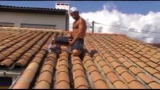 Reproduzir O trabalhador quebra um bom canudo no telhado