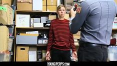 Abspielen Blonder Kleindieb wird von Wachmann hart gefickt