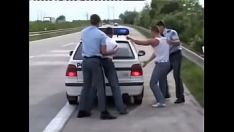 Riproduci Una ventenne ribelle si fa scopare tremenda da un agente di polizia.