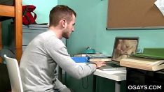 Redă Archer Hart se masturbează cu porno gay
