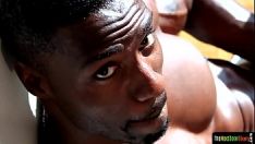 Redă Un negru hetero își smuciază penisul mare