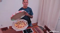 Abspielen Schwuler Brasilianer wird vom Pizzaboten gefickt
