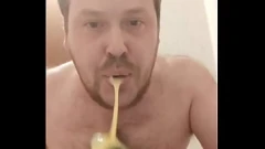 Jouer Hungry Gay étire sa gorge et son anal avec une énorme bite