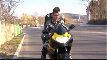 Reproduzir Dois galos de dois motociclistas ao mesmo tempo