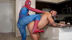 Reproduzir Roleplay sujo do Homem-Aranha: encontro gay de fetiche anal no ManUpFilms