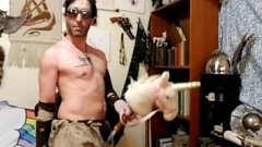 Max Shenanigans verspielter Ponyreittanz mit einem sexy Twist