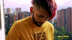 Jouer Branlette en plein air : un étalon latino non coupé jouit en public - Camilo Brown