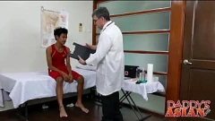 Abspielen Der Arzt untersucht den engen Arsch eines dünnen Twink-Patienten mit großem Schwanz